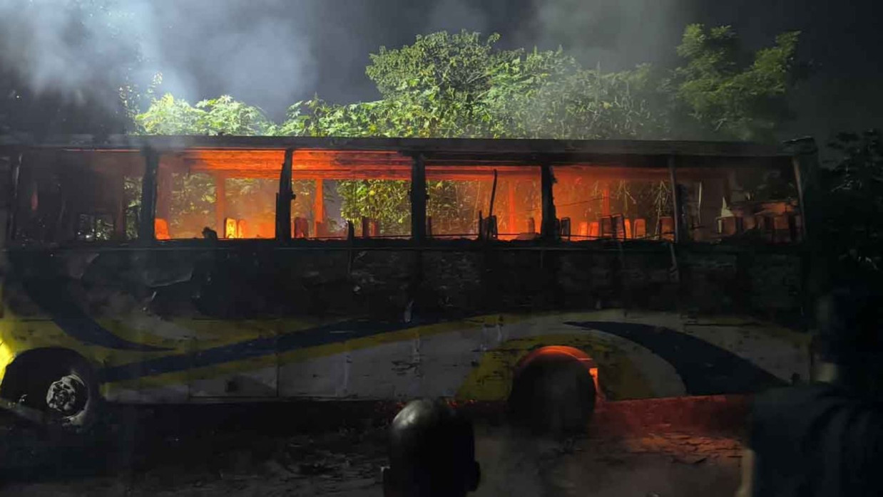 আলিফ পরিবহনের একটি বাসে আগুন
