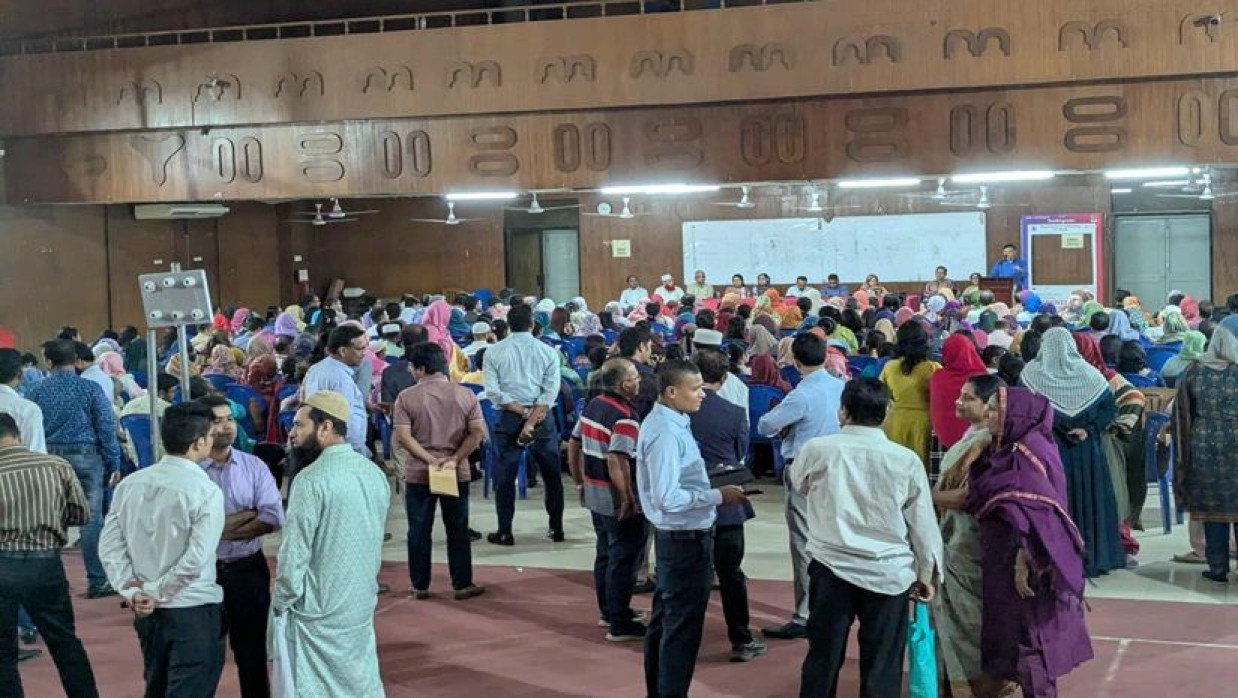 ঢাকা কলেজে জড়ো হয়েছেন রাজধানীর বিভিন্ন সরকারি কলেজের বিসিএস ক্যাডার শিক্ষকরা