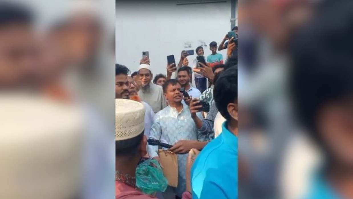 ট্রাইব্যুনাল প্রাঙ্গণে জনতার উচ্ছ্বাস