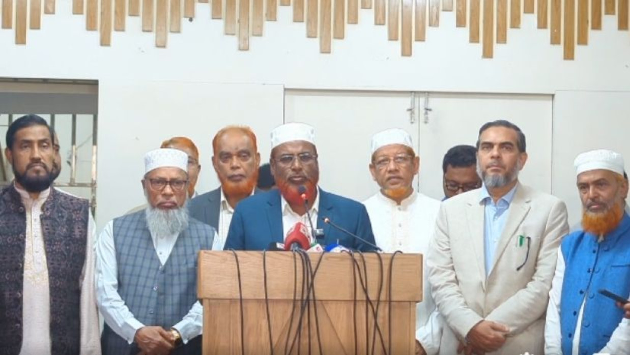 সংবাদ সম্মেলনে জামায়াত নেতৃবৃন্দ