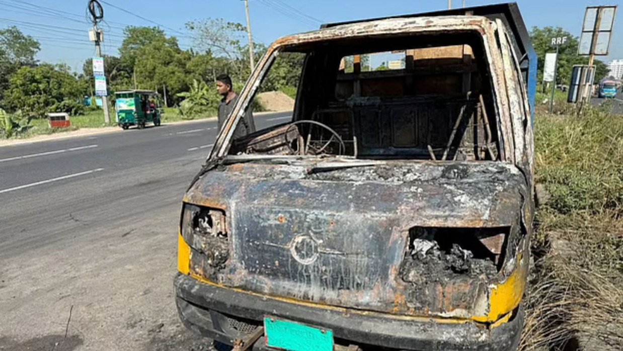 পুড়ে যাওয়া গাড়ি