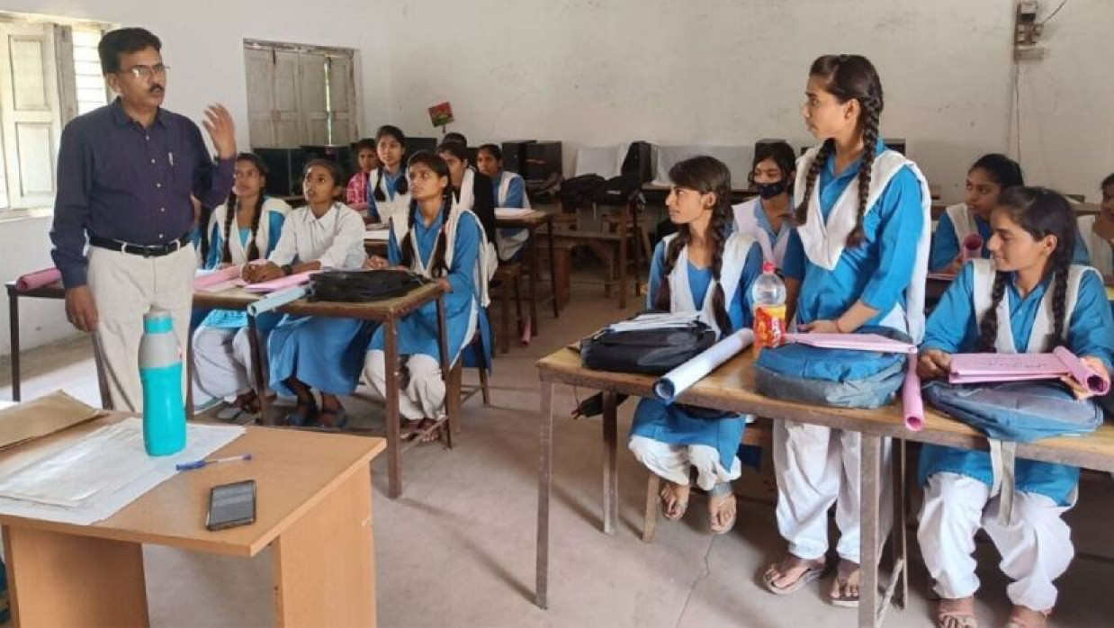 শ্রেণিকক্ষে শিক্ষক