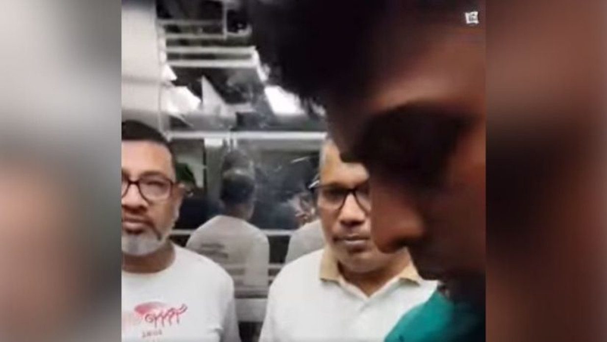 লাভলু মোল্লা শিশিরকে আটক করে নিয়ে যাচ্ছে পুলিশ