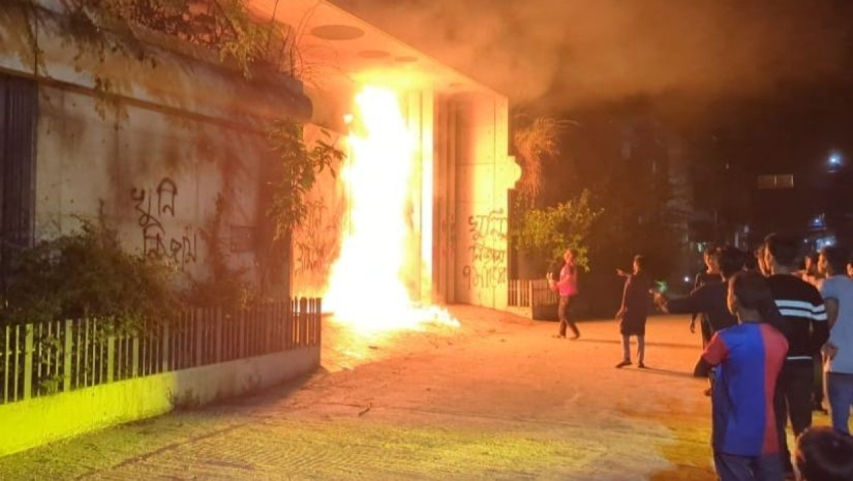 নিজাম উদ্দিন হাজারীর বাড়ির মূল ফটকে আগুন দেওয়া হয়