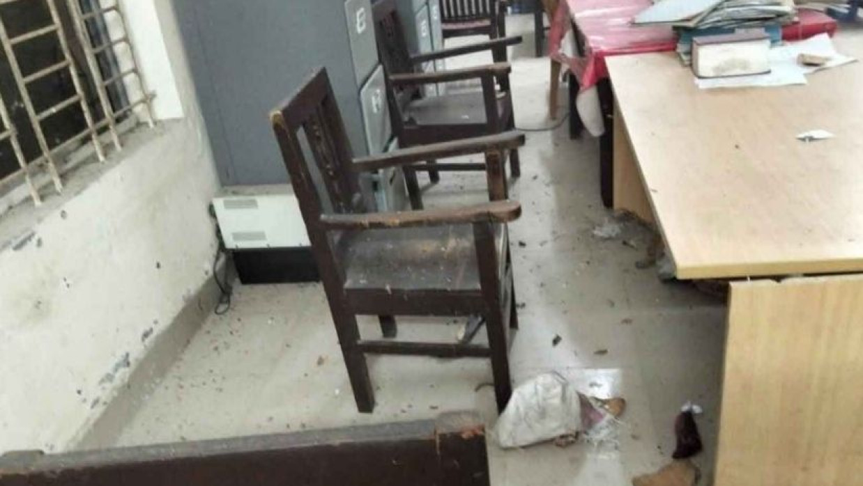 থানার ভেতরে ককটেল নিক্ষেপ