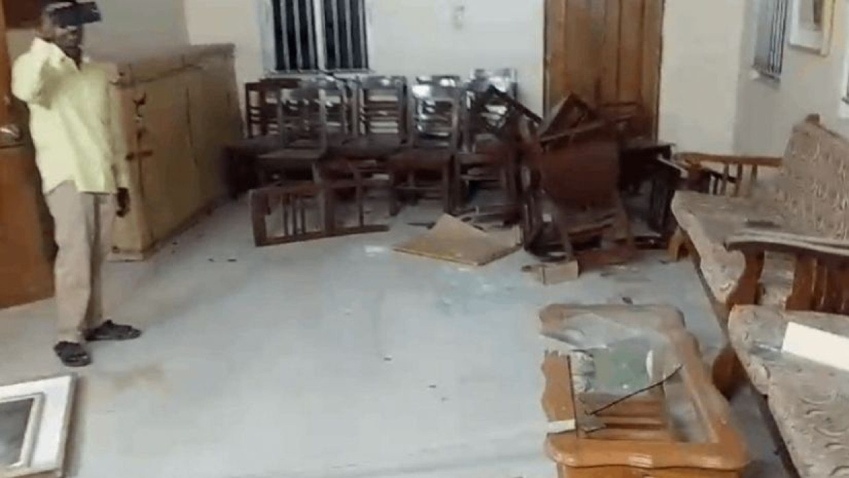 আব্দুল হামিদের বাড়িতে হামলা 