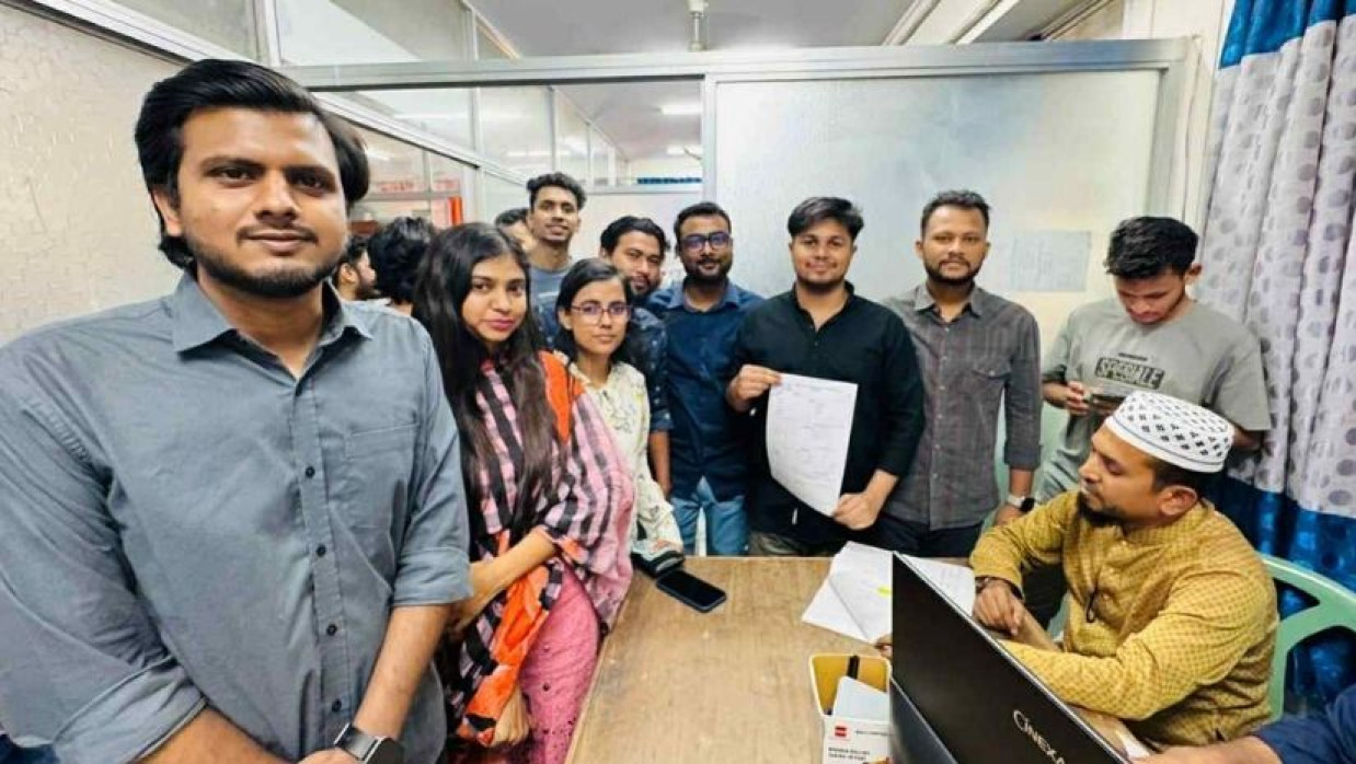 মো. মাসুদ আহম্মদ সানি ও তার সহপাঠীরা।