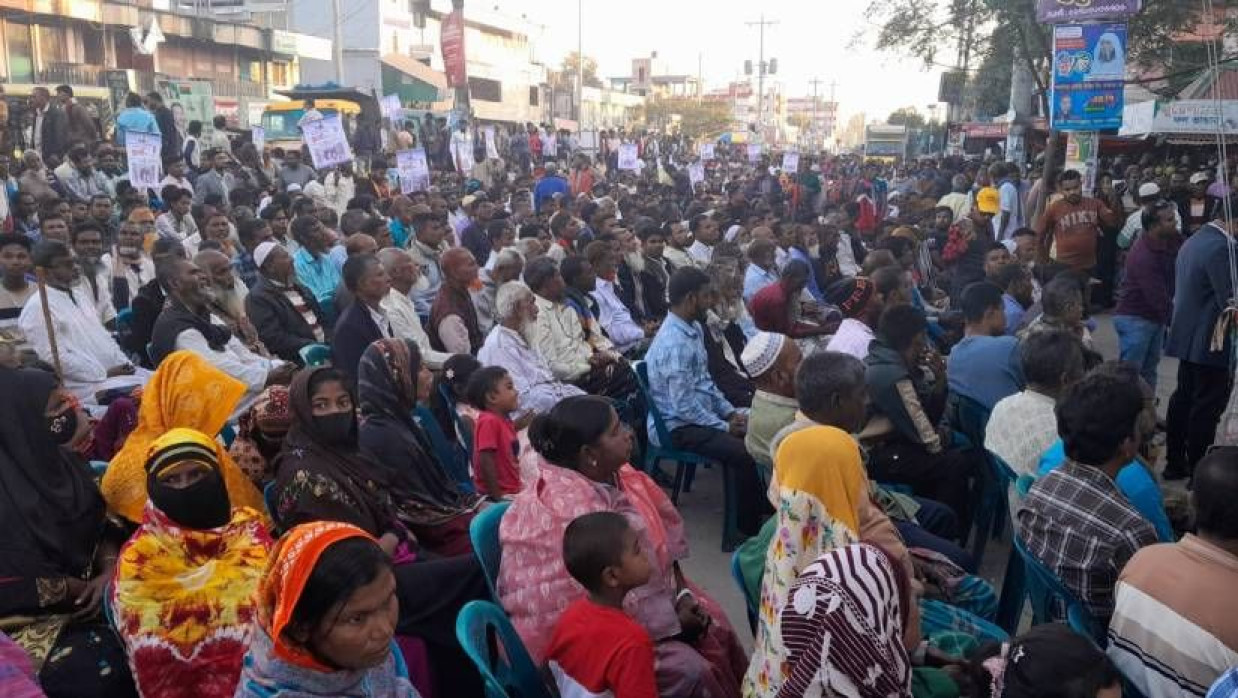 মহাদেবপুর উপজেলা সদরে মাছ চত্বরে রবিউল আলম বুলেটের কর্মী-সমর্থকদের বিক্ষোভ