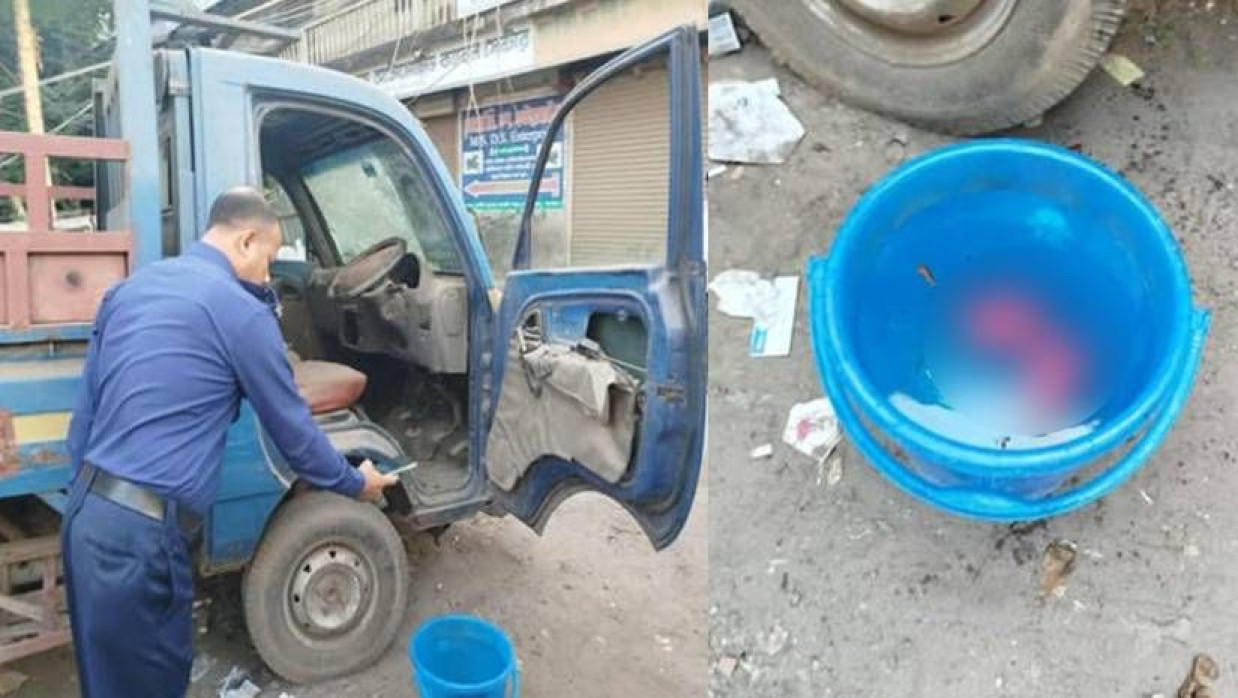 এই পিকআপ ভ্যানের ভেতর থেকে দুটি বোমা উদ্ধার করা হয়