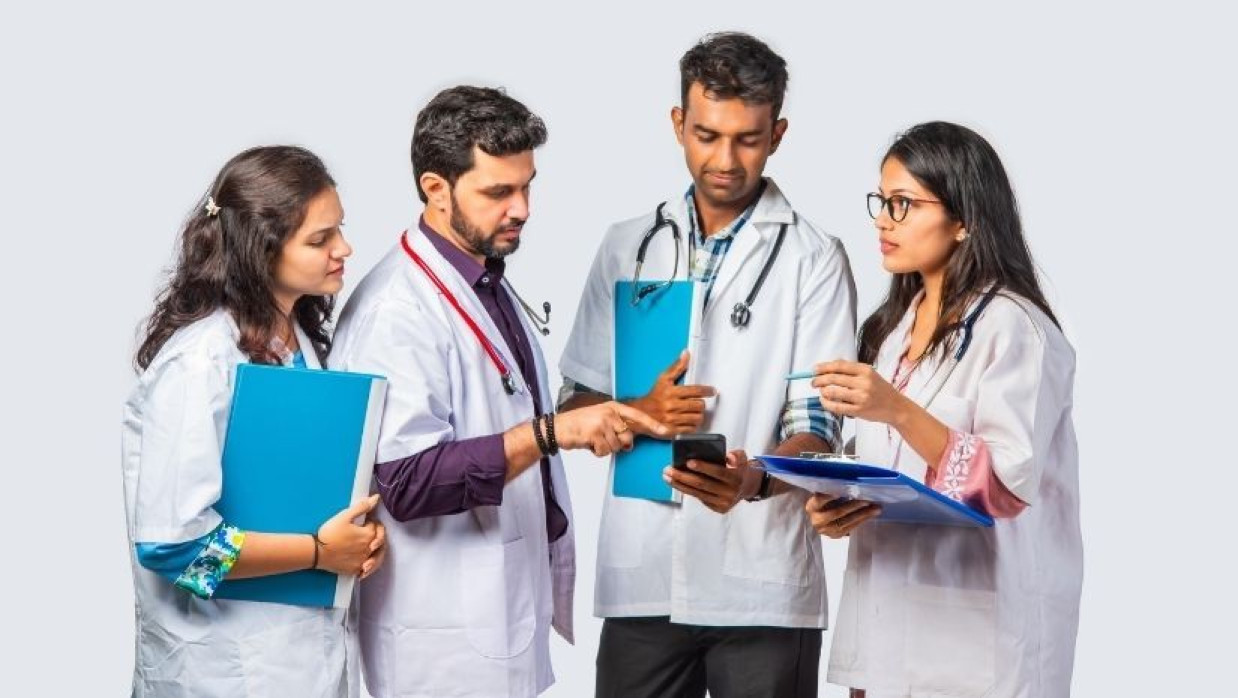 মেডিকেল শিক্ষার্থীদের গ্রুপ ছবি