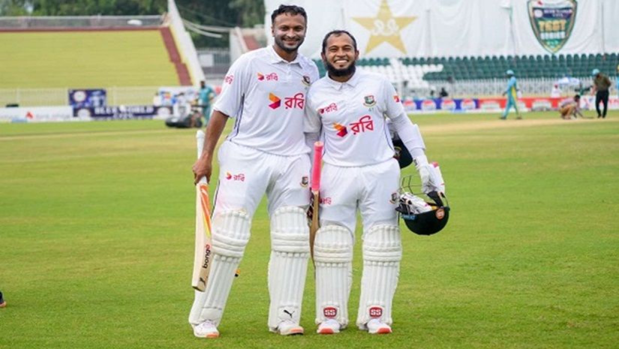 মুশফিকুর রহিমের সঙ্গে সাকিব আল হাসান