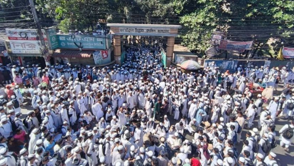 তা’মীরুল মিল্লাতের টঙ্গী ক্যাম্পাসের মূল ফটকে শিক্ষার্থীদের অবস্থান