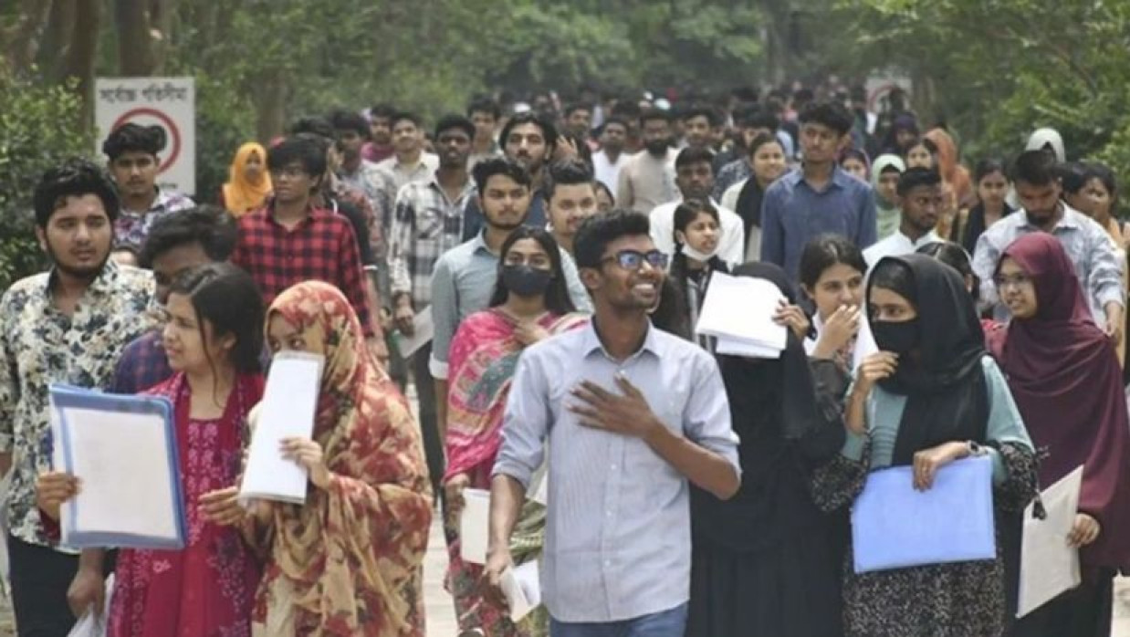 বিশ্ববিদ্যালয়ের ভর্তি পরীক্ষায় অংশগ্রহণকারী শিক্ষার্থী