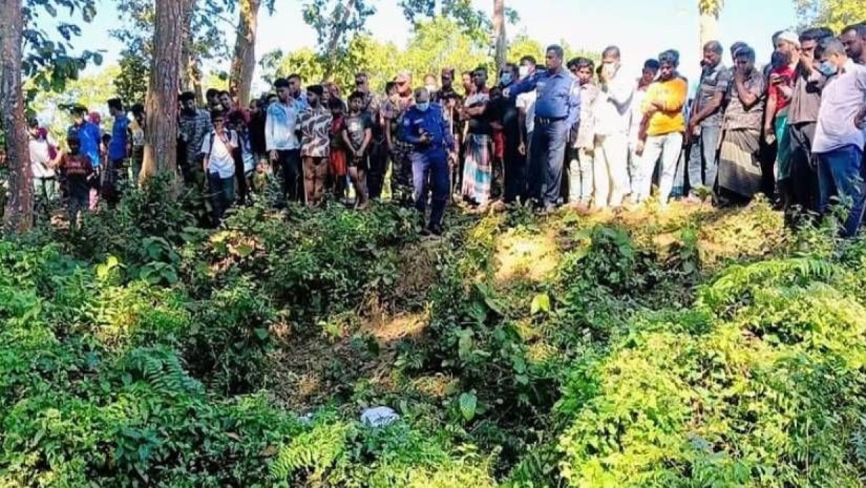 নারীর মরদেহ উদ্ধার সময় পুলিশ ও স্থানীয় লোকজন