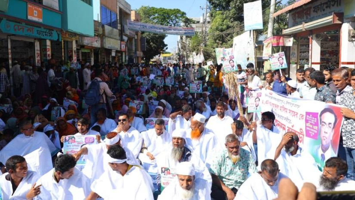 বিএনপির নেতাকর্মীদের কাফনের কাপড় পরে অবস্থান 