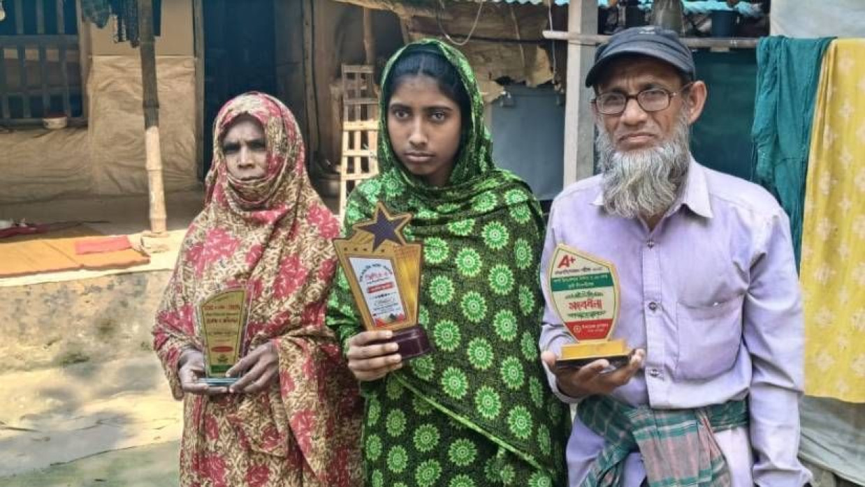 মা-বাবার সঙ্গে আরিফা