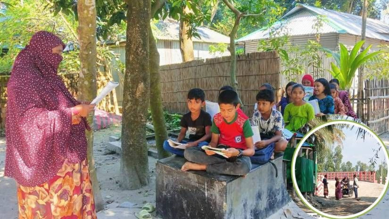 গাছের নিচে পাঠদান করাচ্ছেন শিক্ষক (বৃত্ত চিহ্নিত অংশে স্কুলে যাওয়ার রাস্তা এভাবেই বন্ধ করে দেওয়া হয়)