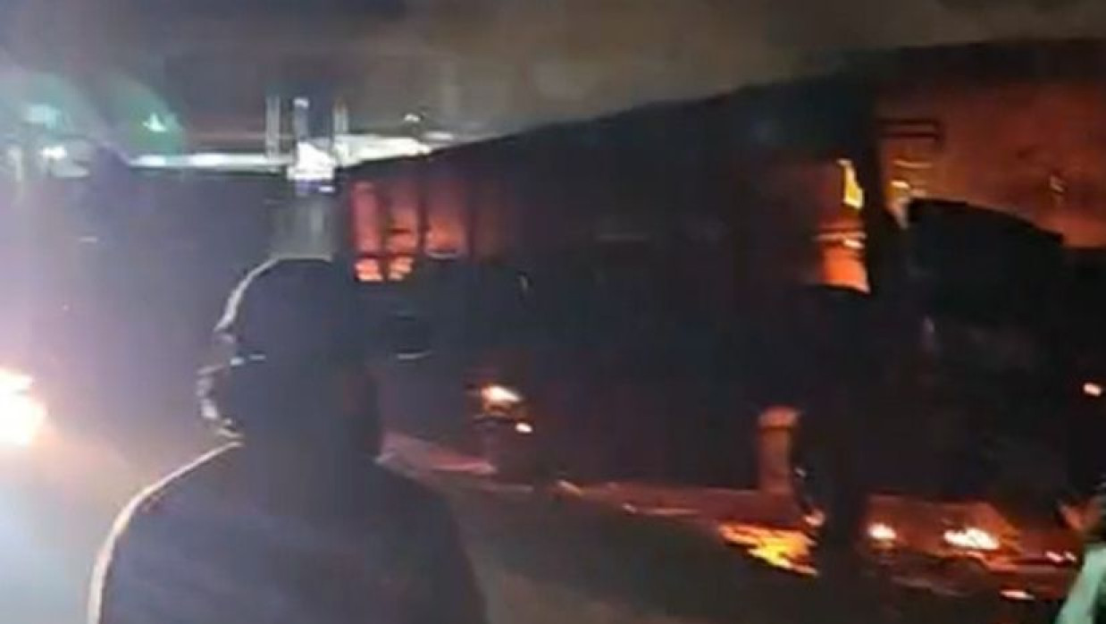 বাসে আগুন