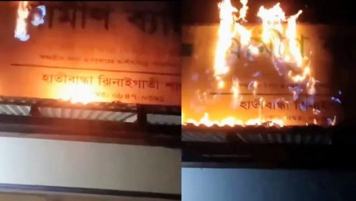গ্রামীণ ব্যাংকের সাইনবোর্ডে আগুন