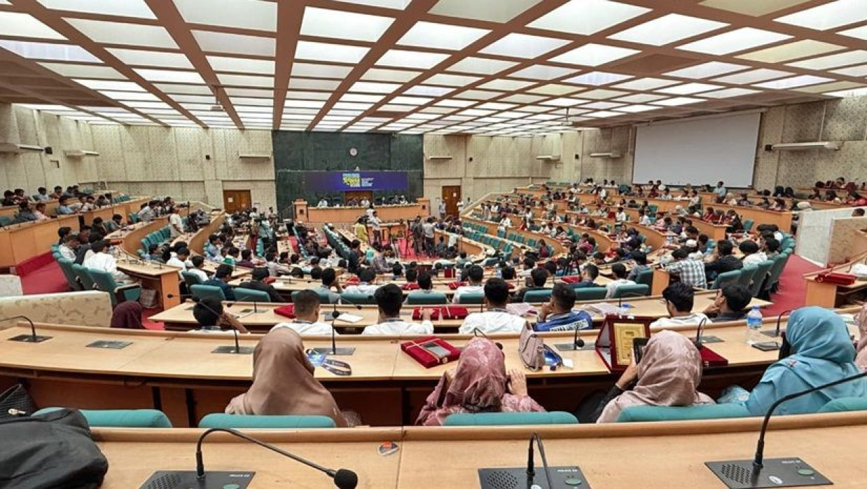 ঢাকা বিশ্ববিদ্যালয়ের নবাব নওয়াব আলী চৌধুরী সিনেট ভবনে ডাকসু ও হল সংসদের নির্বাচিত প্রতিনিধিদের নিয়ে আয়োজিত সম্মেলন