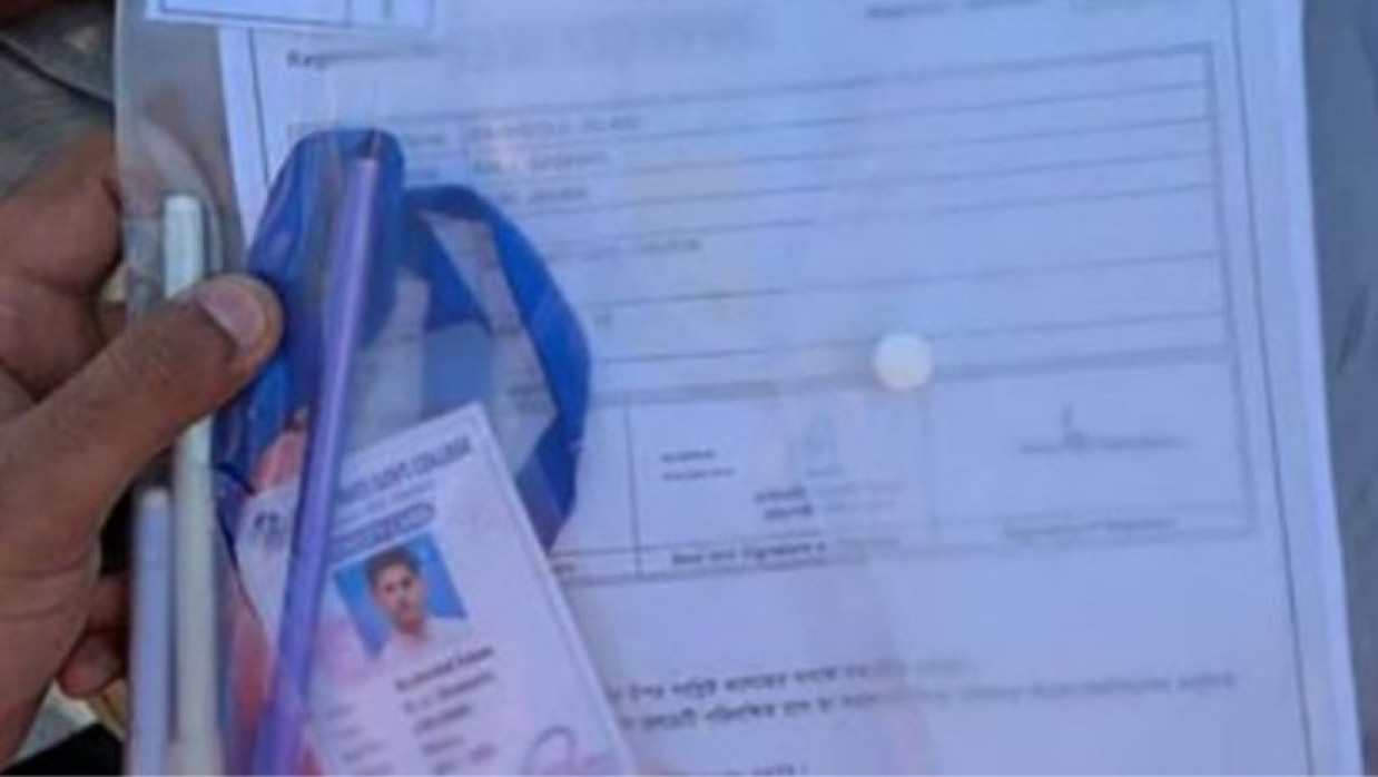 মরদেহের পাশে পরীক্ষার প্রবেশপত্র