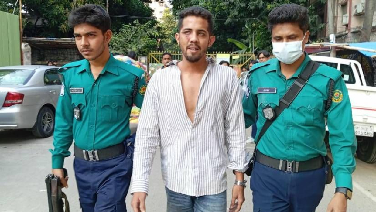 নিষিদ্ধ ছাত্রলীগ নেতা তাসরিফকে নিয়ে যাচ্ছে পুলিশ