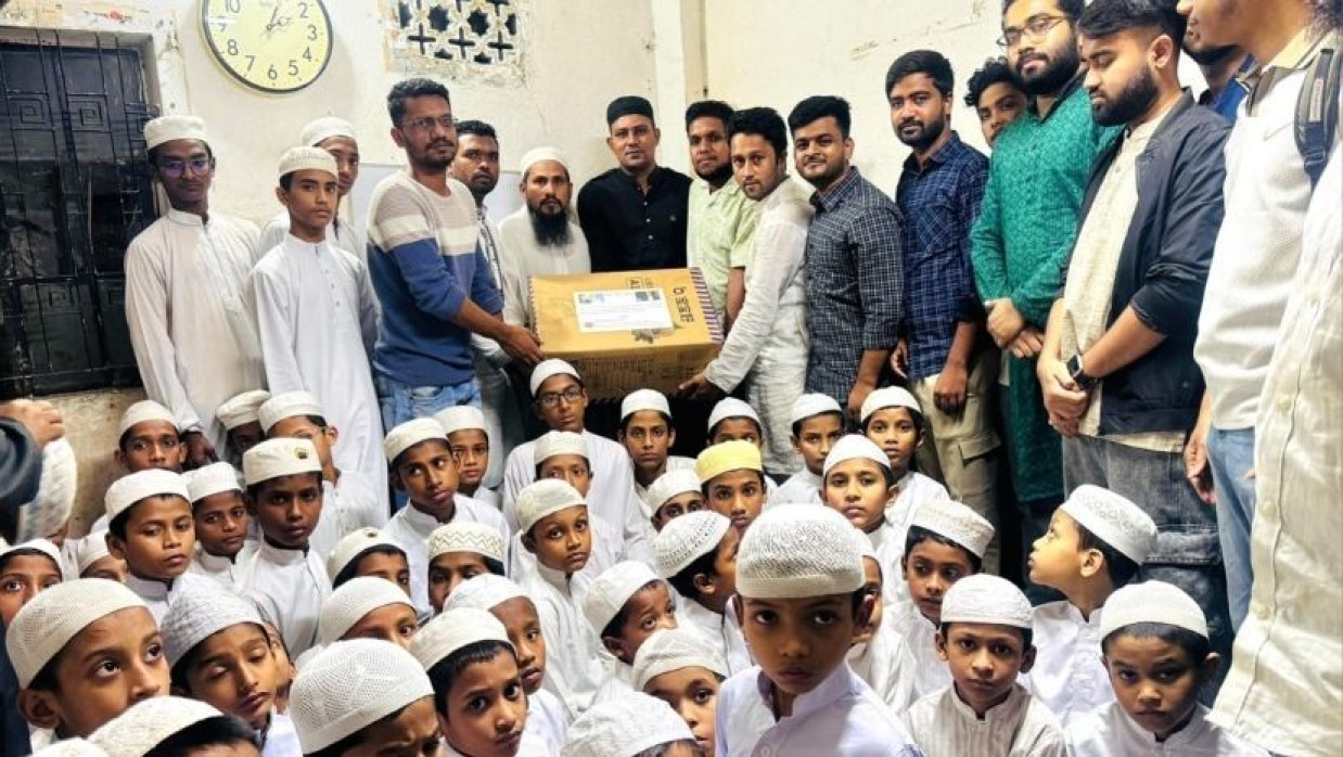 ছাত্রদল নেতা মো. তরিকুল ইসলাম তারিকের উদ্যোগে কুরআন বিতরণ