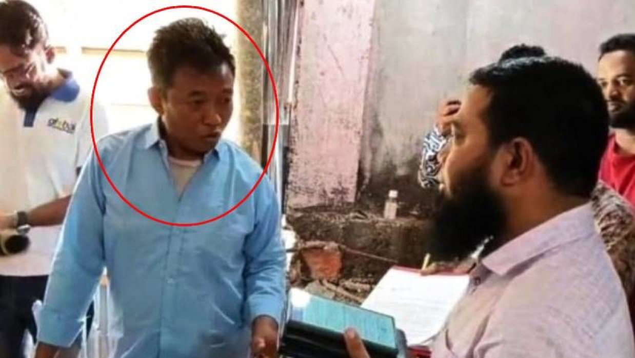 আটক ভুয়া ডাক্তার প্রাকবীন সাংমা (বৃত্ত চিহ্নিত)