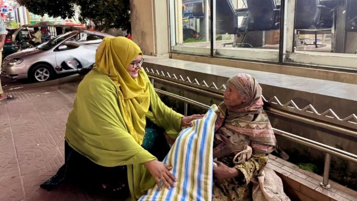 ছিন্নমূল মানুষের মাঝে শীতবস্ত্র বিতরণ ছাত্রদল নেত্রী উর্মির