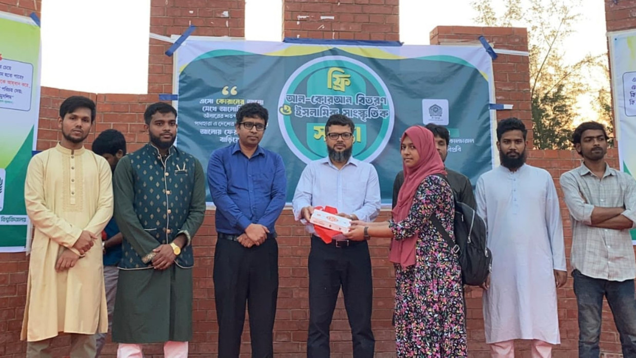 শিক্ষার্থীদের মাঝে ১৪০০ কোরআন বিতরণ