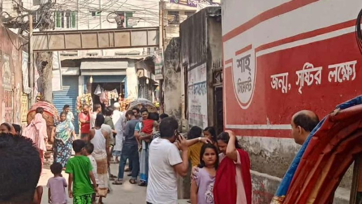 পাঁচ তলা ভবনের অংশ ধসে তিন পথচারী নিহত