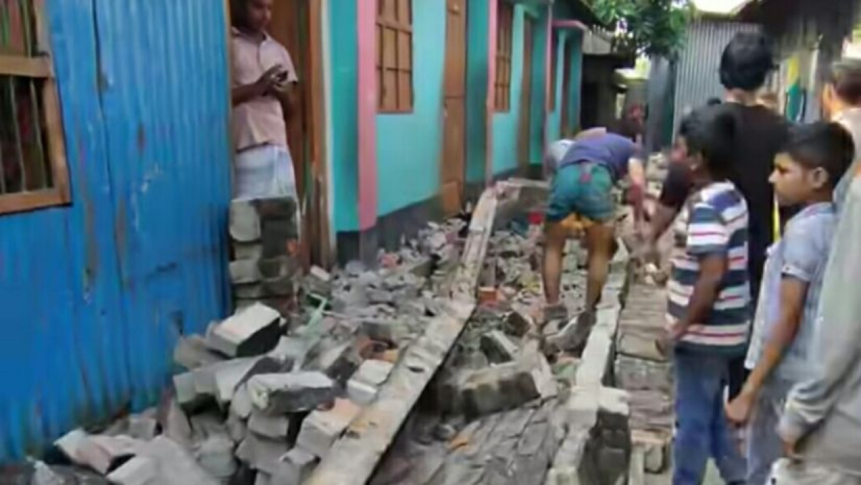 নিহতের বাড়িতে ভিড় জমায় স্থানীয়রা