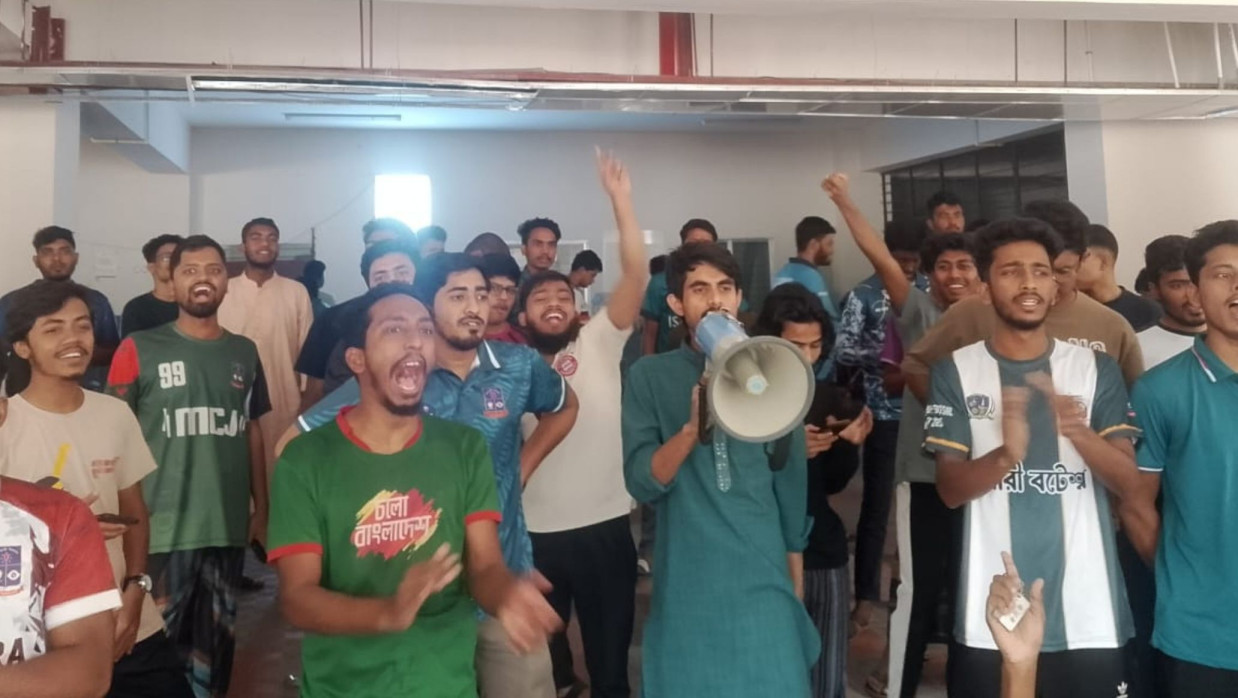 জহুরুল হক হল সংলগ্ন কর্মচারী ভবন অবরোধ