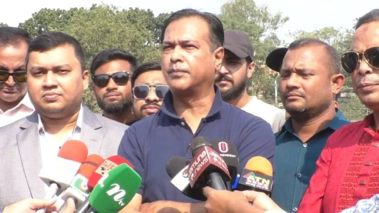 কুড়িগ্রাম স্টেডিয়াম করার সময় সাংবাদিকদের সঙ্গে কথা বলছেন আসিফ আকবর