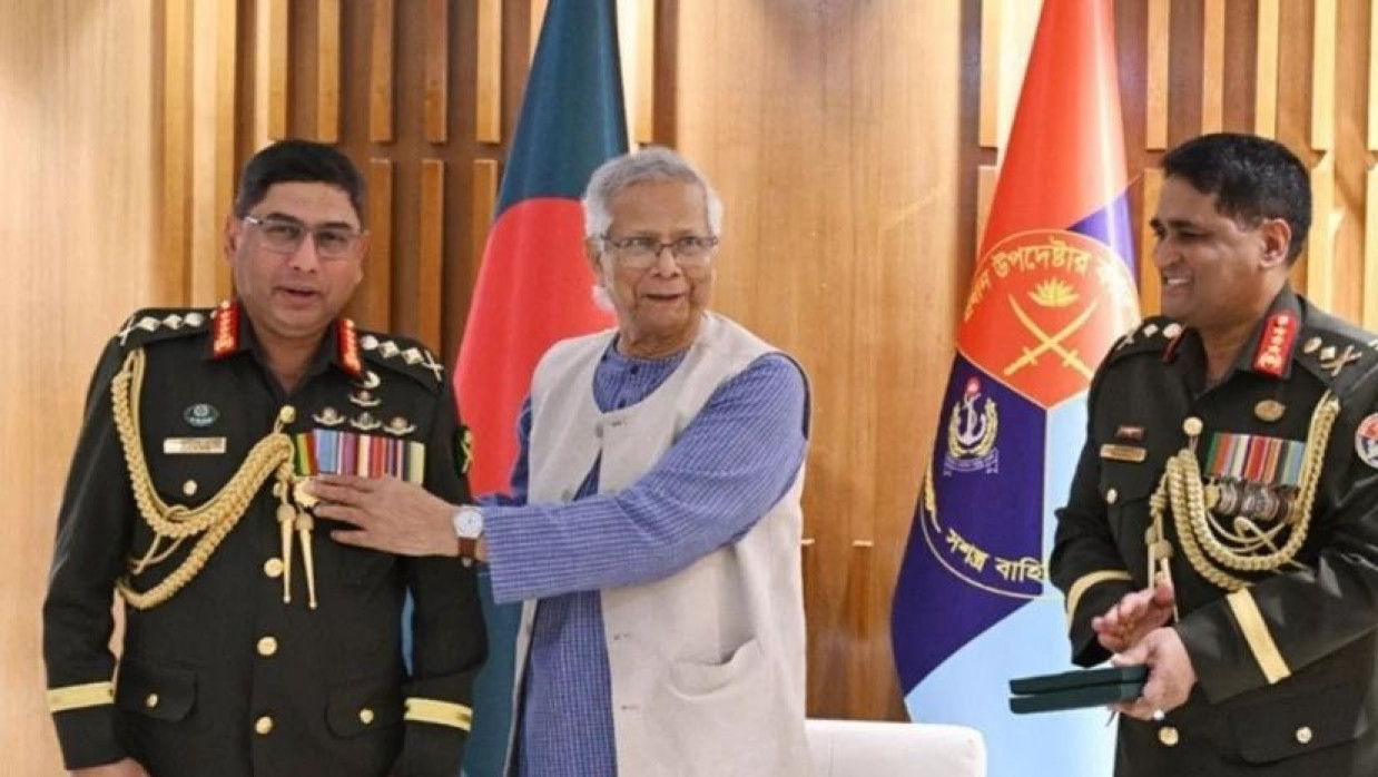 সেনাবাহিনী পদক পেলেন সেনাপ্রধান