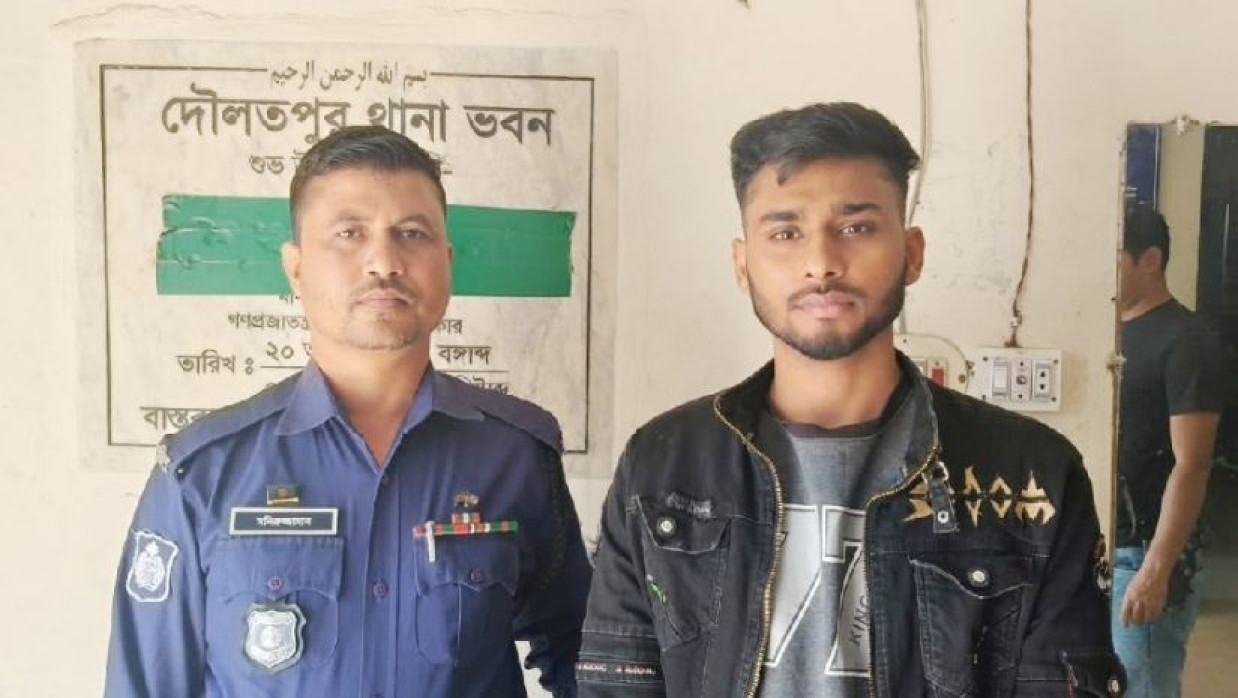 নিজের বাড়িতে পেট্রলবোমা ও ককটেলের বিস্ফোরণ ঘটিয়েছে ২২ বছর বয়সী ইমন