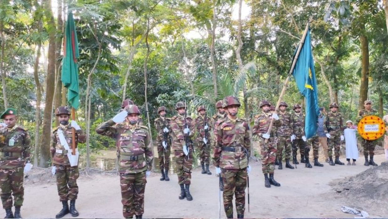 এস. এম. আমজাদ হোসেনের দাফনের পূর্বে সেনাবাহিনী গার্ড অফ অনার প্রদর্শন