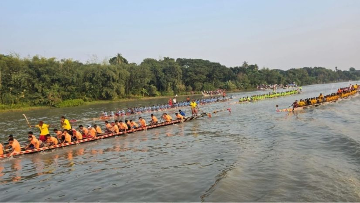 নওয়াপাড়ায় ভৈরব নদে অনুষ্ঠিত নৌকা বাইচ প্রতিযোগিতা