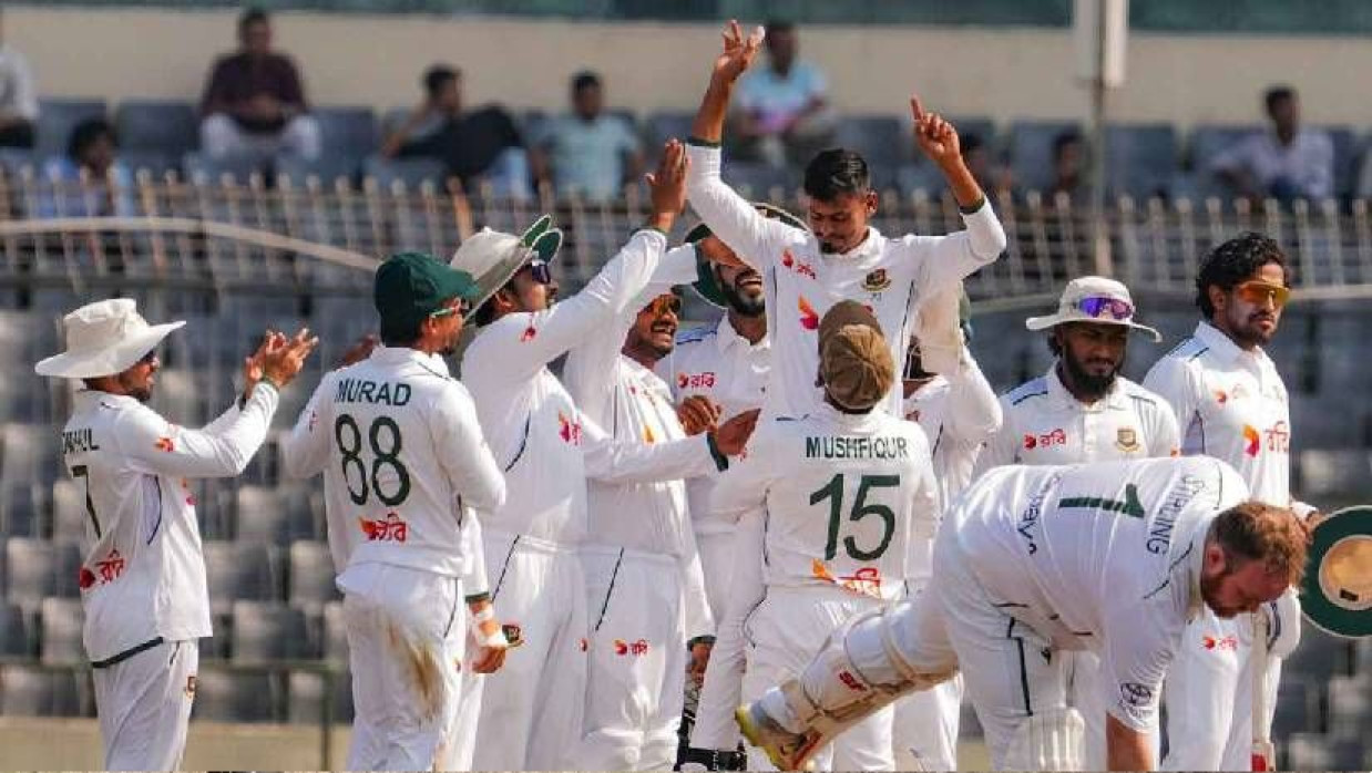 তাইজুল ইসলামকে নিয়ে সতীর্থদের উদযাপন