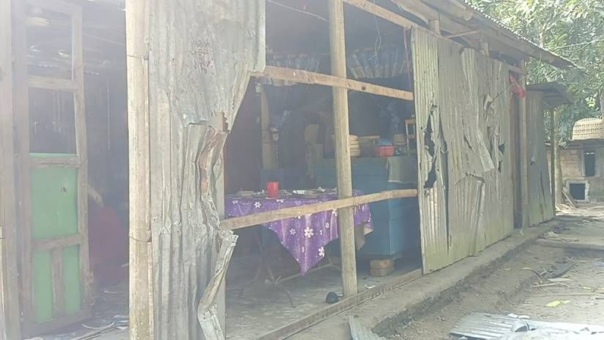 চাঁদা না পেয়ে সৌদিপ্রবাসী আবু জাকেরের বাড়িতে চাঙচুর করা হয় ঘর