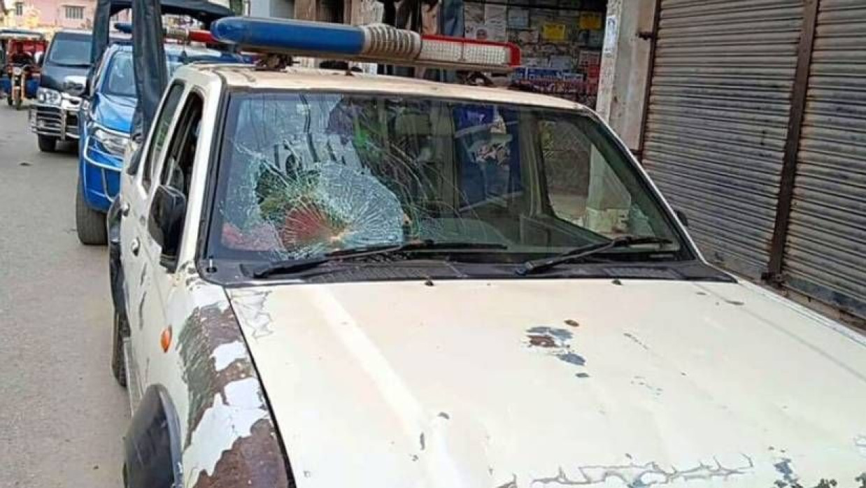 হামলায় ক্ষতিগ্রস্ত পুলিশের গাড়ি