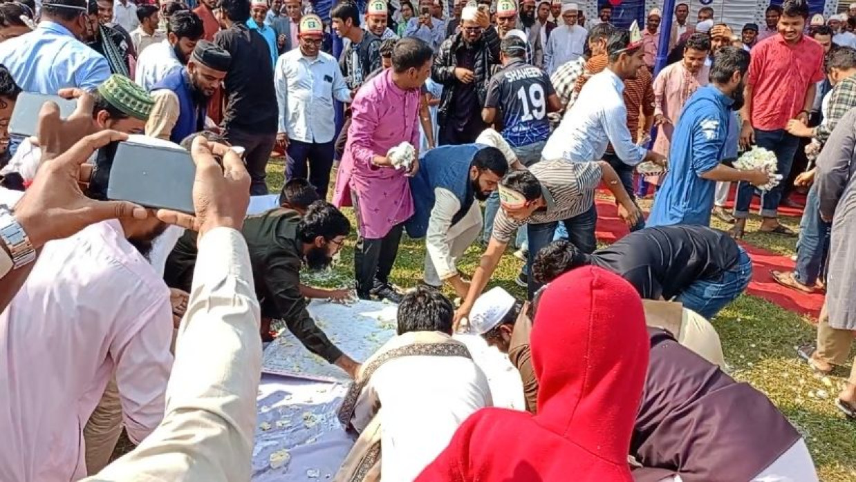 প্রতিষ্ঠাবার্ষিকীর কেক কাড়াকাড়ি করে খাচ্ছেন ইবির একদল শিক্ষার্থী