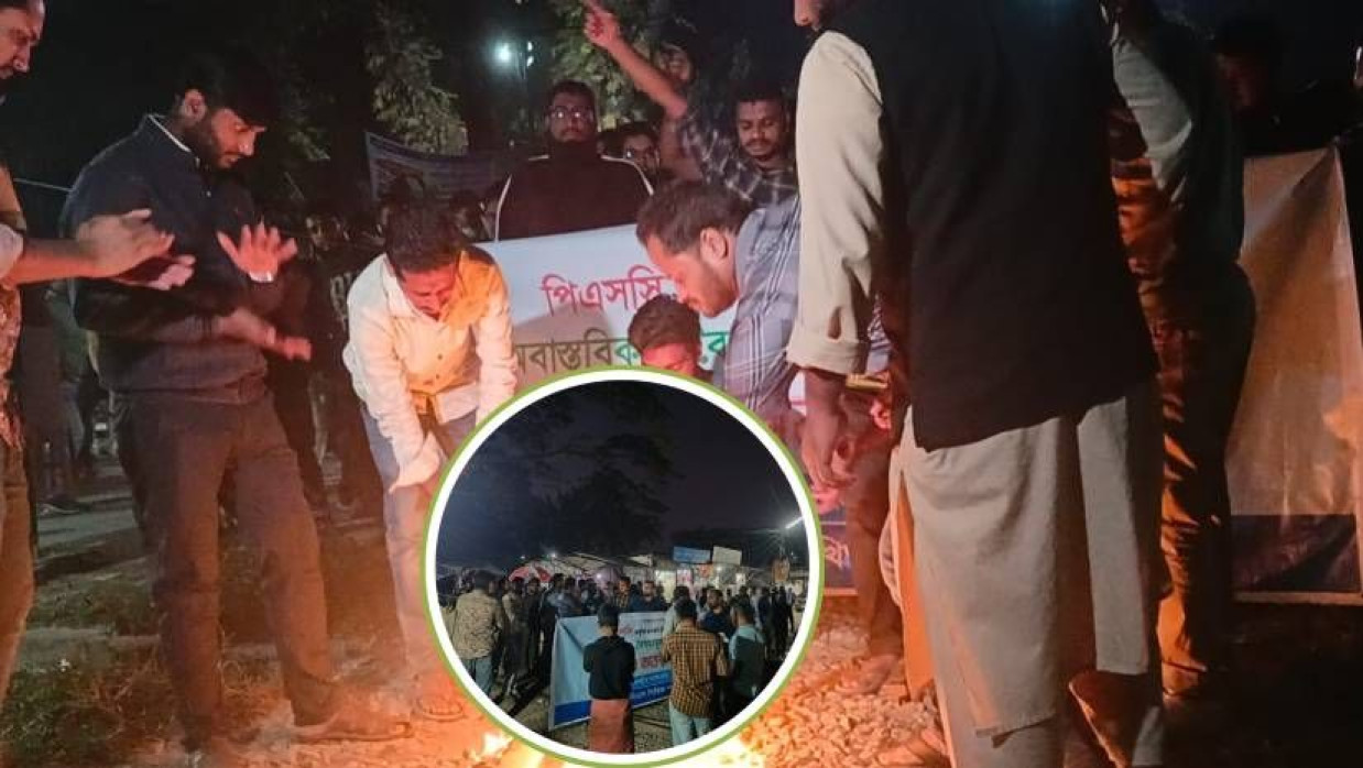 রেললাইন অবরোধ করে বাকৃবির শিক্ষার্থীদের বিক্ষোভ