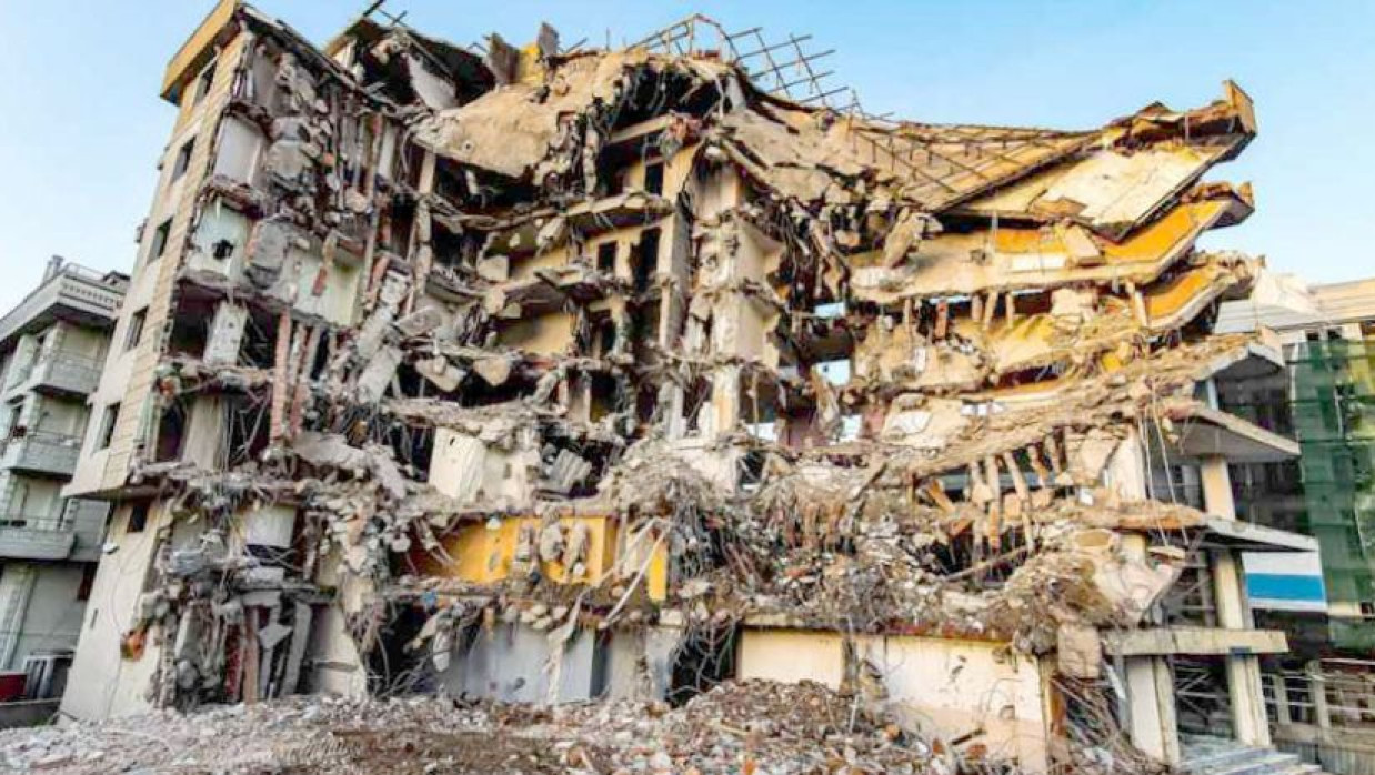 ভূমিকম্পে ক্ষতিগ্রস্ত ভবন