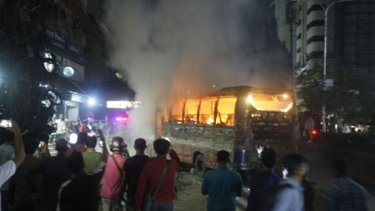 ঢাকার মহাখালী এলাকায় একটি বাসে আগুন দিয়েছে দুর্বৃত্তরা