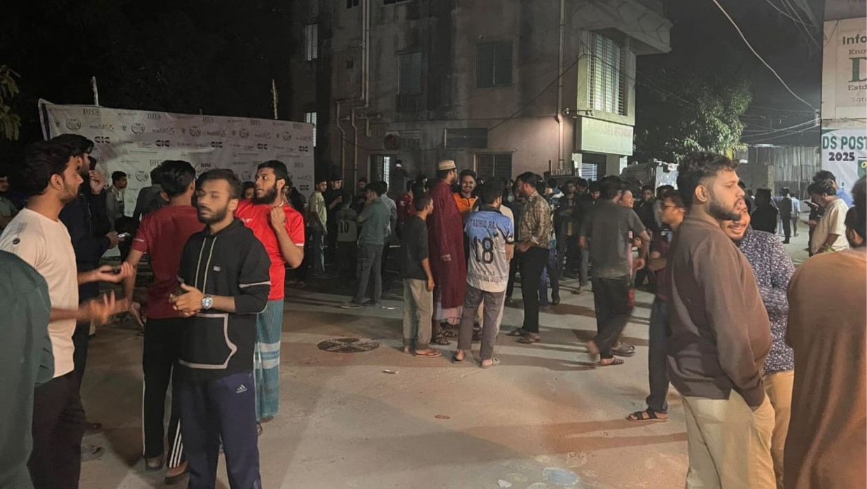 একাডেমিক ভবনের সামনে ডিআইইউ শিক্ষার্থীরা