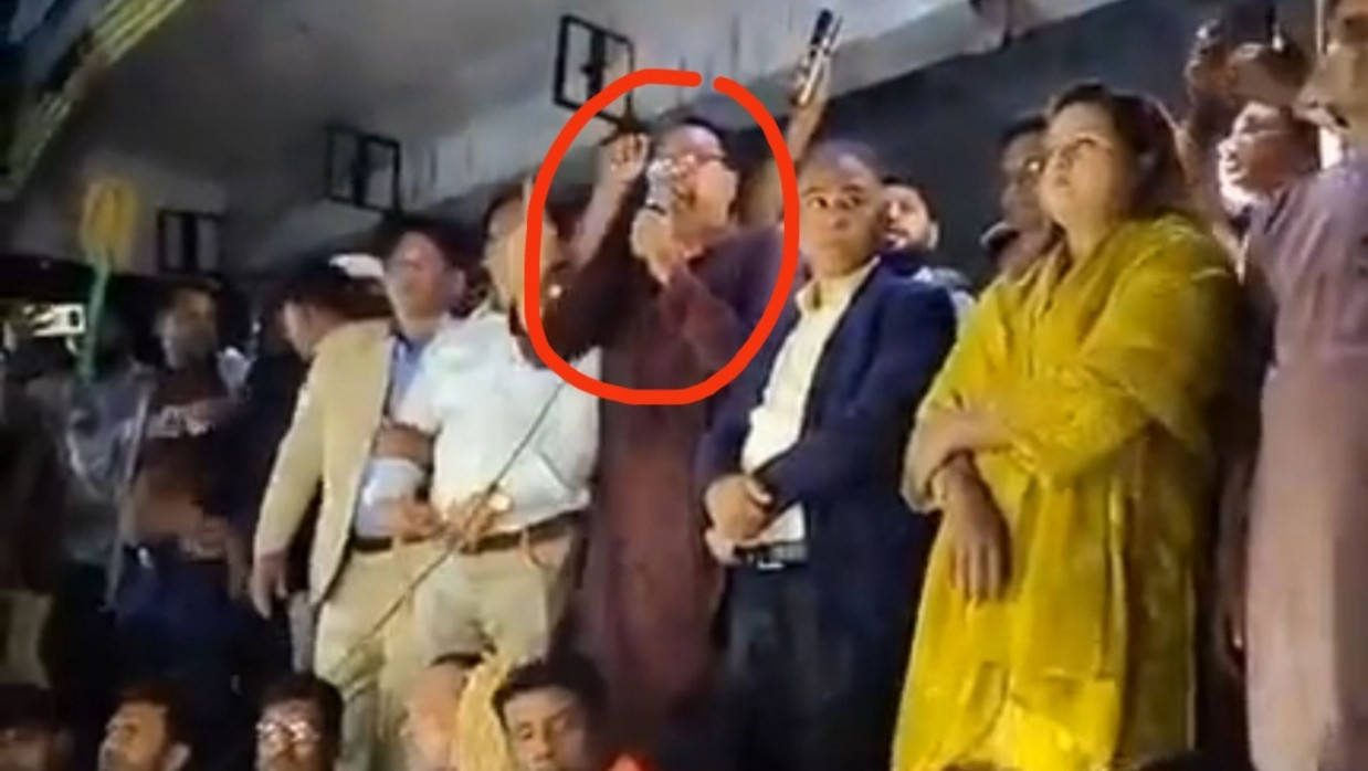 পাবনা চাটমোহরে গণমিছিল শেষে সমাবেশে বক্তব্য রাখছেন নূর মুজাহিদ স্বপন। গোল চিহ্নিত।