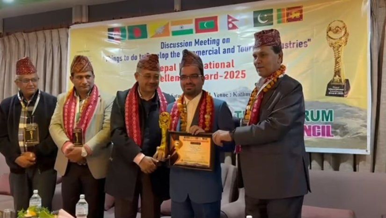 অ্যাওয়ার্ড নিচ্ছেন রাবির মনোবিজ্ঞান বিভাগের সাবেক শিক্ষার্থী ও আইটি প্রতিষ্ঠান টেকফ্লিক্সের সিইও নাসিম রানা মাসুদ