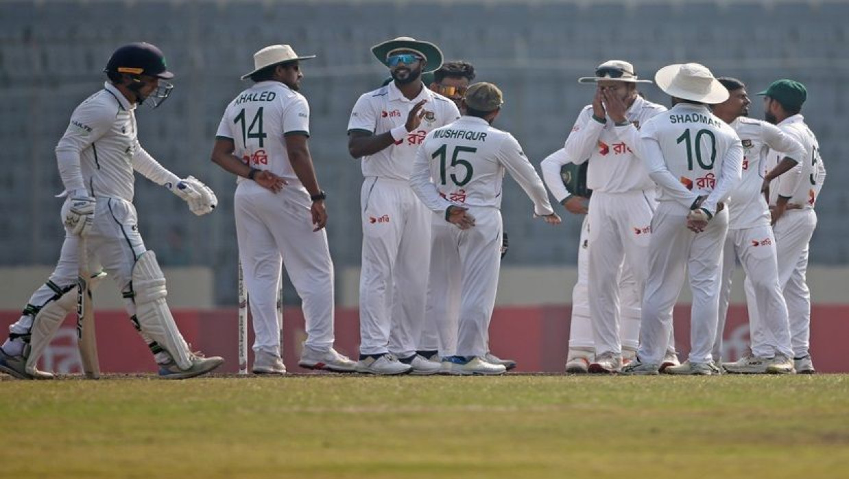 ২ উইকেট হাতে নিয়েই মধ্যাহ্নভোজের বিরতিতে গেছে আইরিশরা