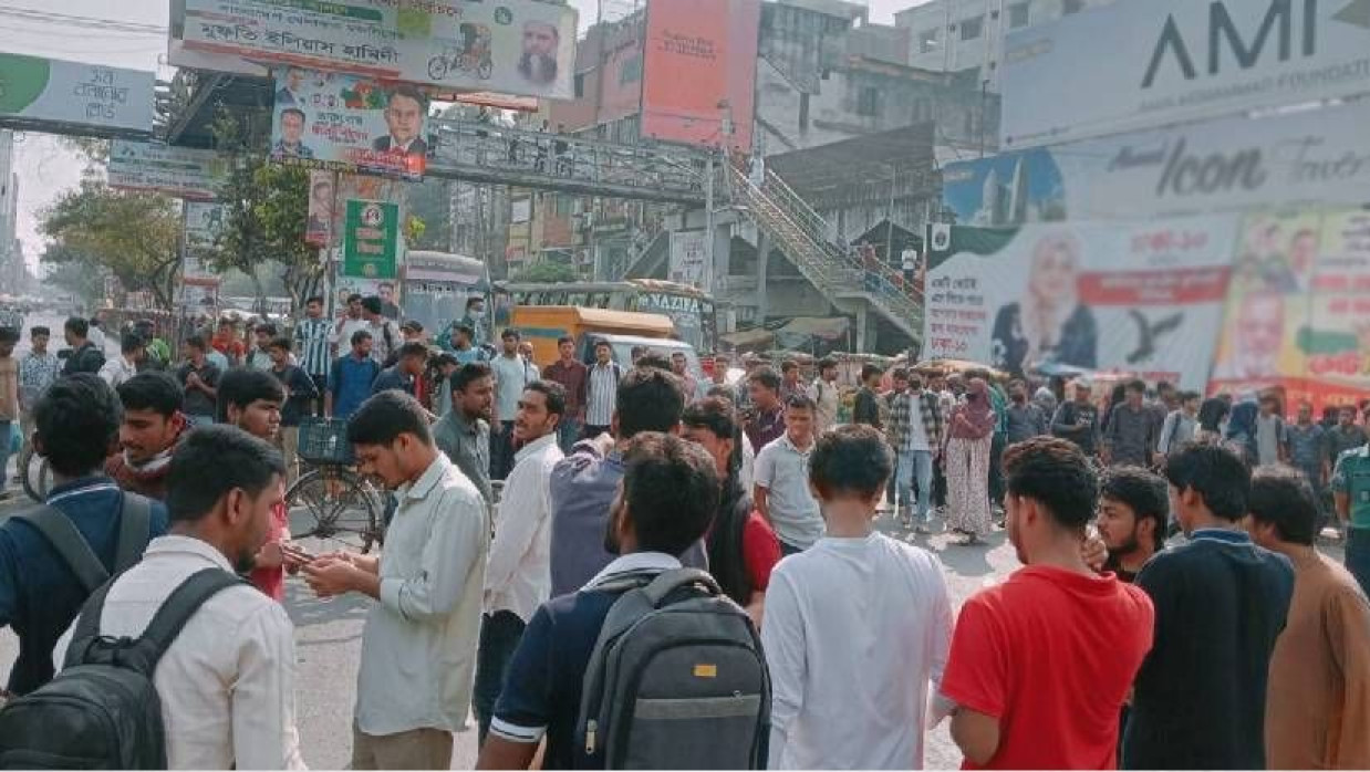 সায়েন্সল্যাব মোড় অবরোধ করেছেন সরকারি সাত কলেজের শিক্ষার্থীরা